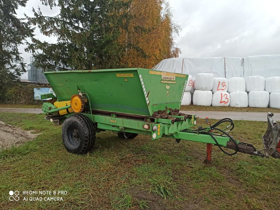 Rozsiewacz do Wapna Nawozu / Rcw-3 Piast /łańcuchowy/ 2001 r