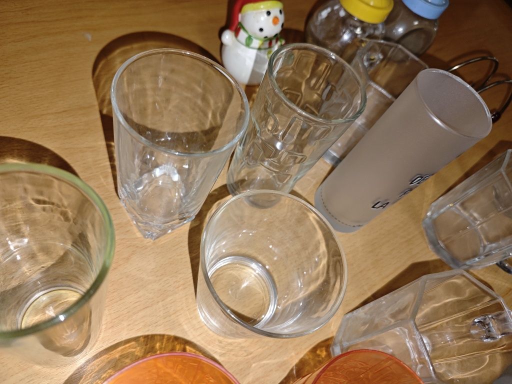 Szklanki, kubki, zastawa stołowa, solniczka, pieprzniczka, stare