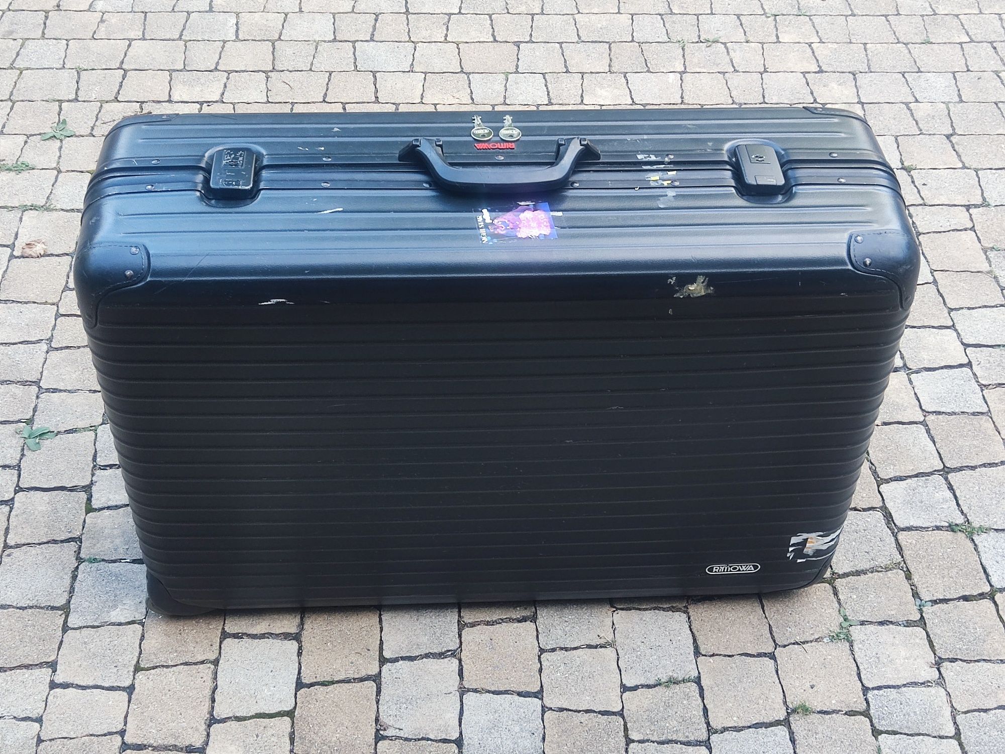 Duża walizka aluminiowa RIMOWA  z kluczykami.