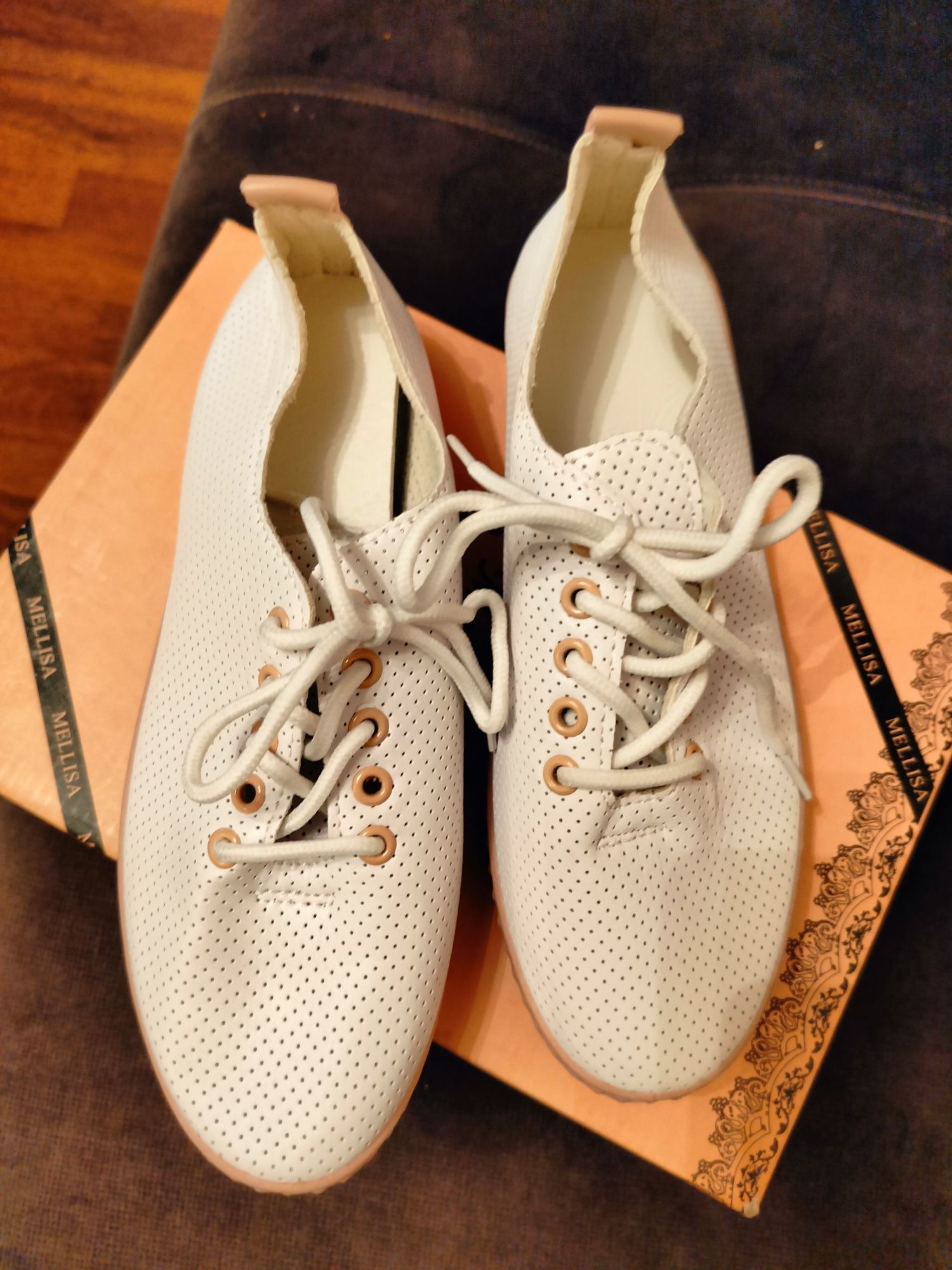 Białe damskie buty sportowe rozmiar 38