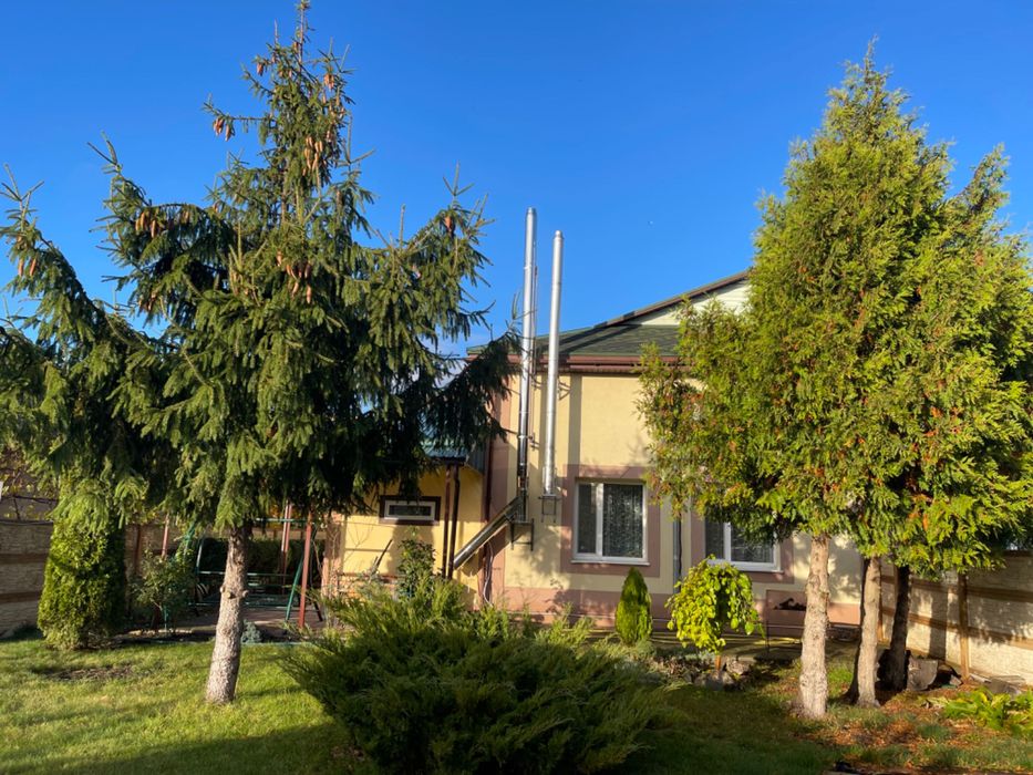 Продам добротний 2-х поверховий котедж.