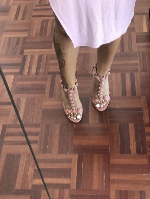 Sandálias com tachas de salto alto (37)