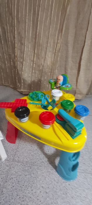 Mesa de  plasticina, para criança.
