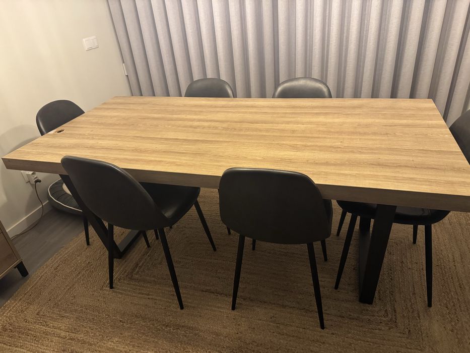 Mesa MDF beige e cadeiras