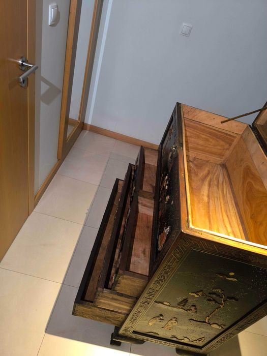 Arca chinesa c/ gavetas em madeira e madrepérola (94×46×101 cm)