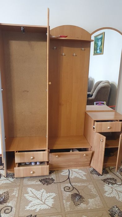 Шафа в передпокій, дзеркало