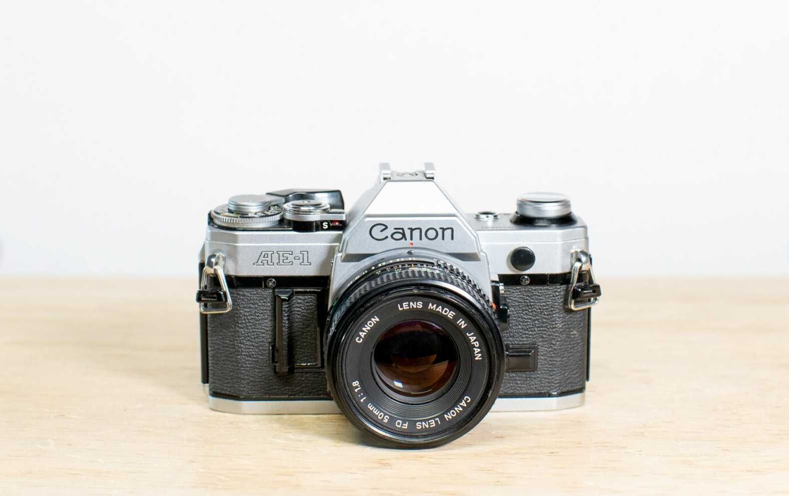 Canon AE-1 + Canon FD 50mm f/1.8 Prime - (testada e limpa)