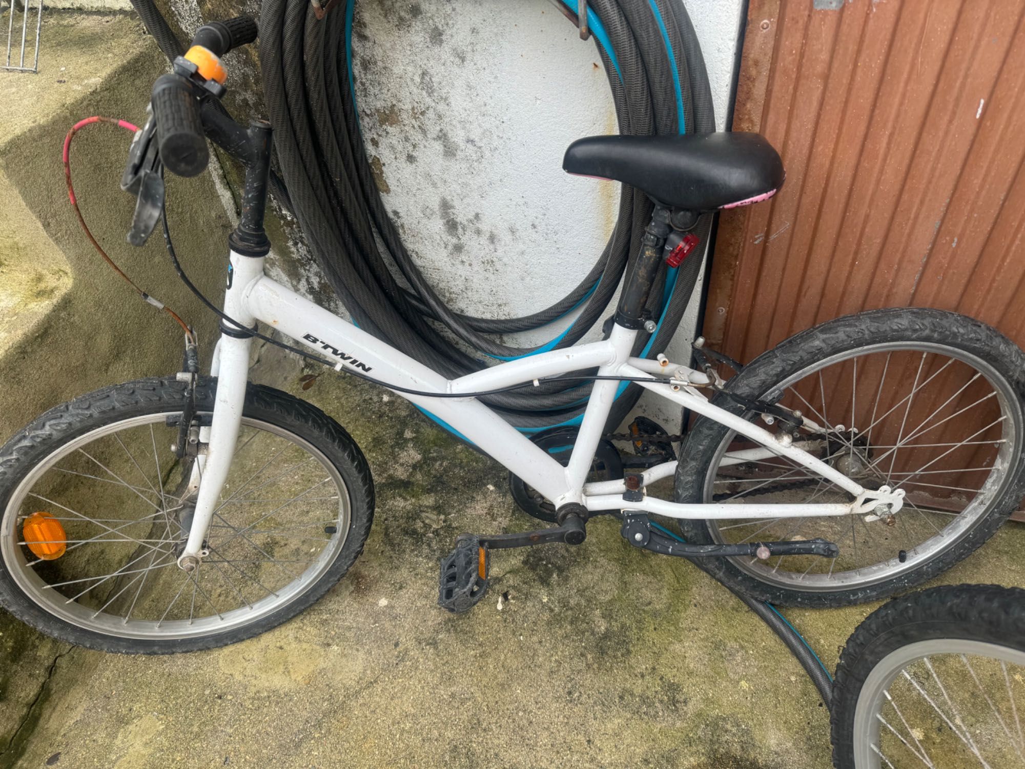 Bicicleta pequena usada