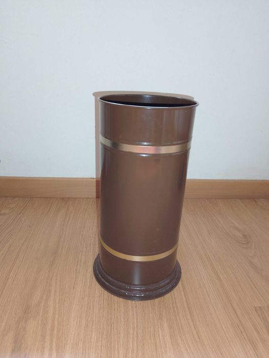 Suporte para guarda-chuvas em castanho e dourado e bengaleiro preto