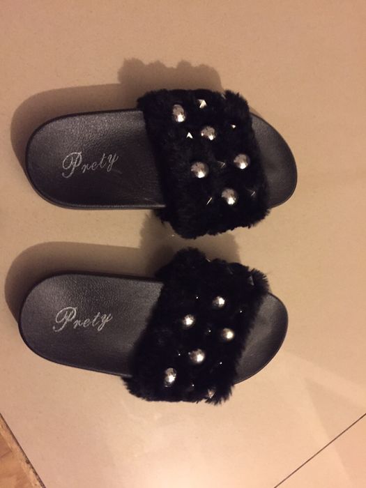 Klapki z cekinkami i puszkiem