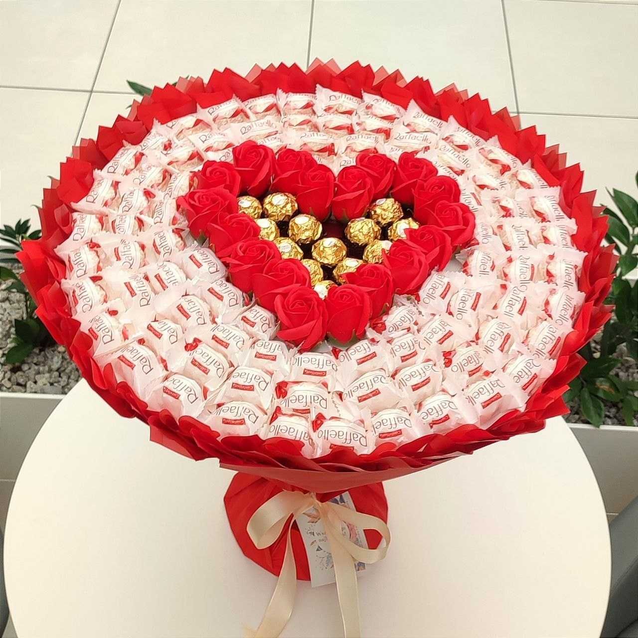 Mega Bukiet ze słodyczy Raffaello Ferrero Serce z róż. Prezent na Ślub