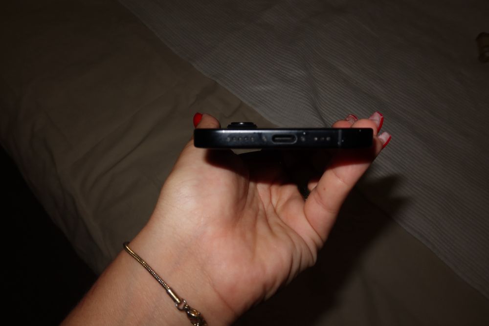 iPhone 16 - 256GB (carregador original + capa)