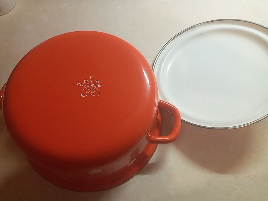 Продам кастрюлю эмаль времен ссср.