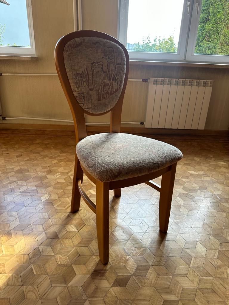 Zestaw mebli drewnianych do salonu lub jadalni