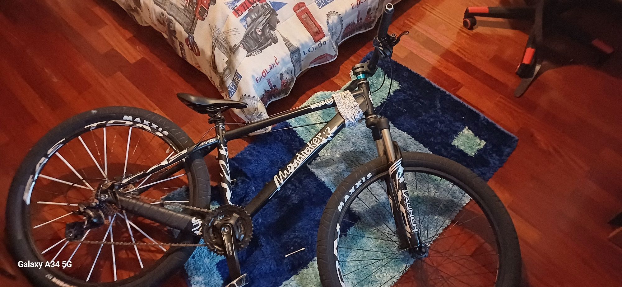 Bicicleta preparada para wheeling.