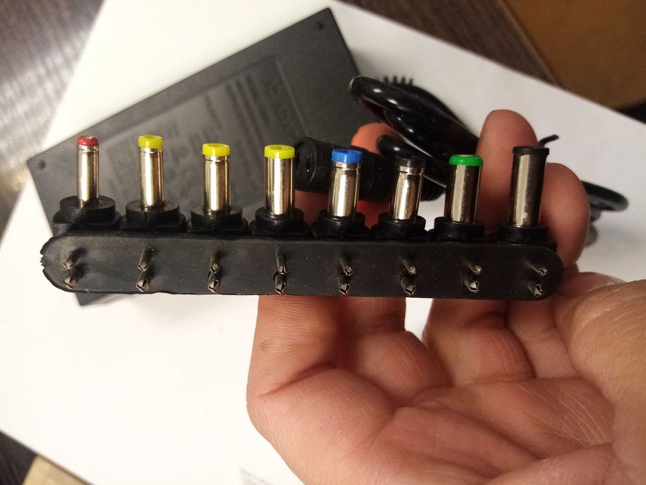 Зарядний універсальний пристрій для ноутбуків