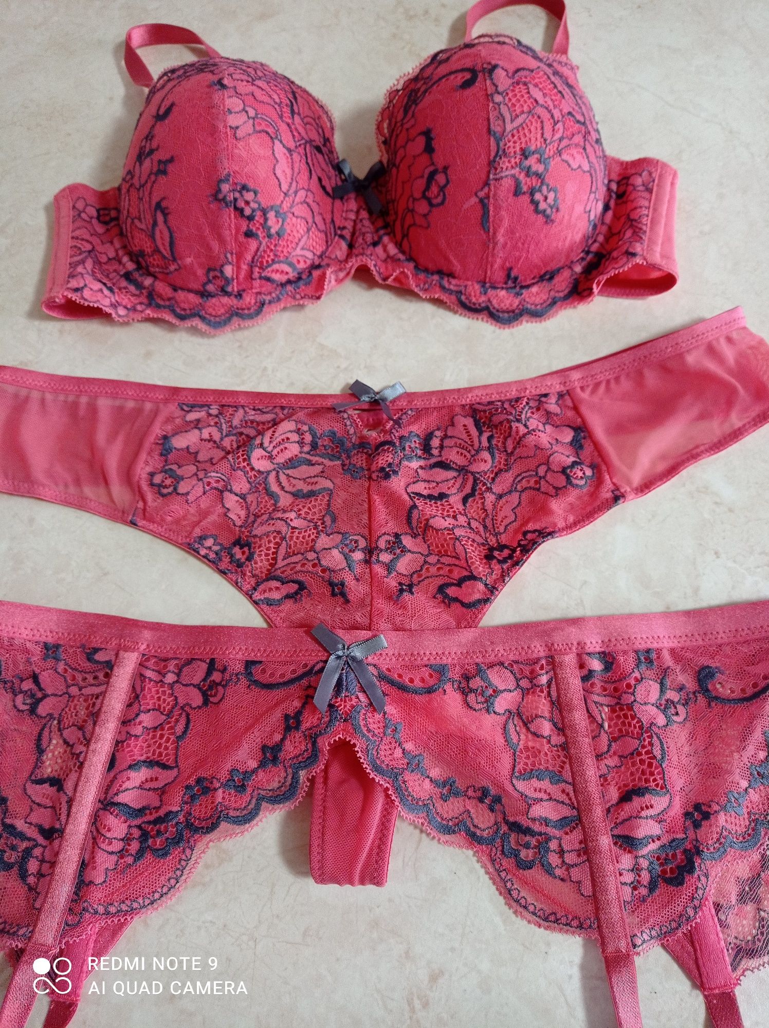 Komplet zestaw bielizny 80 C Hunkemoller biustonosz stringi pas
