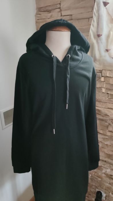 Vestido gótico com capuz e atilhos