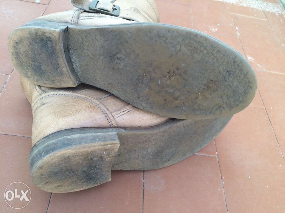 Botins em pele, cor bege com fivela de lado