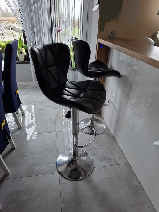 Sprzedam dwa krzesła hokery