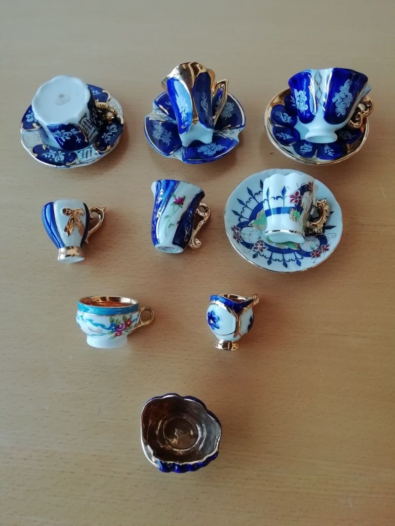 Conjunto de pequenas chávenas em Porcelana.