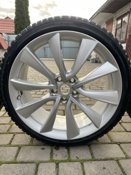 Диски з шинами  Tesla Model 3. 235/35/20