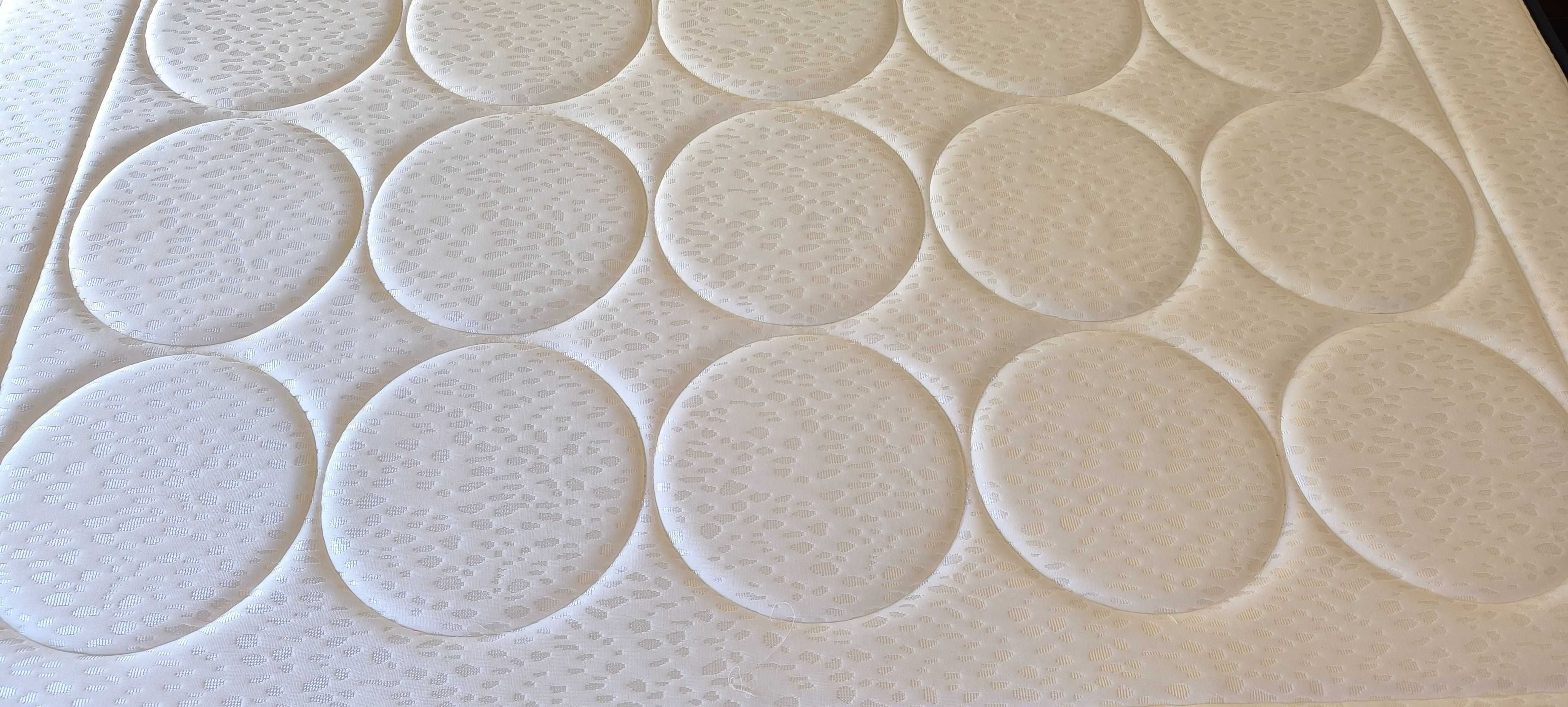 Cama de casal com colchão