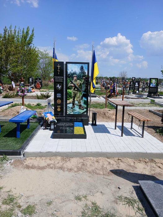 гранітні памʼятники військовим