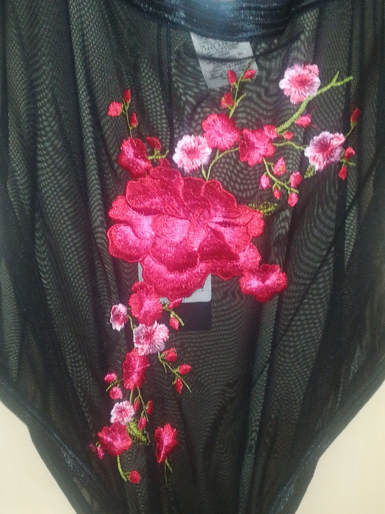 Lingerie: Body Guess preto com bordado de flores