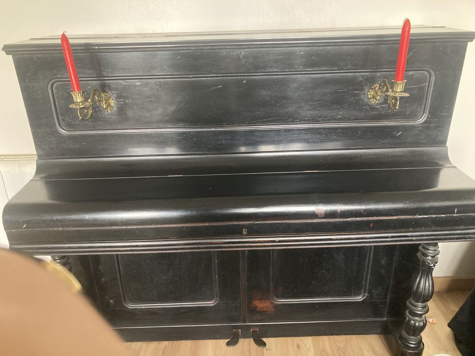 Piano de parede usado