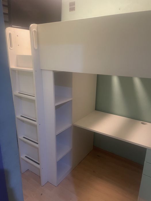 Łóżko antresola z biurkiem i szafą