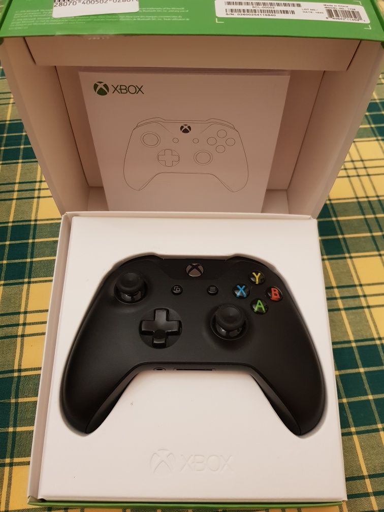 XBOX ONE X 1TB + 2 comandos + 4 jogos