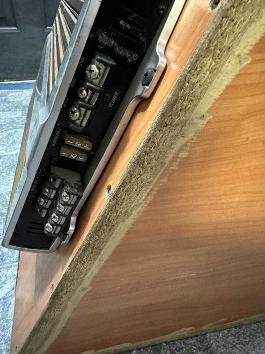 Продам сабвуфер Magnat Express с усилителем Philips 900W CM-Q405