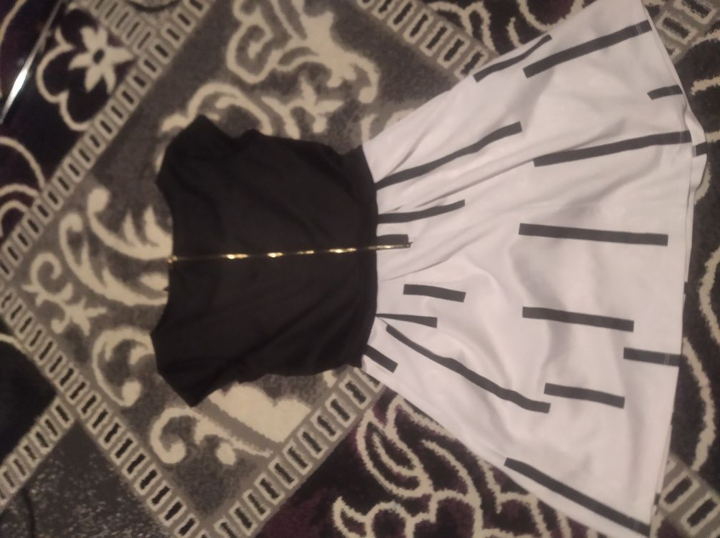 Elegancka biało-czarna sukienka r.M
