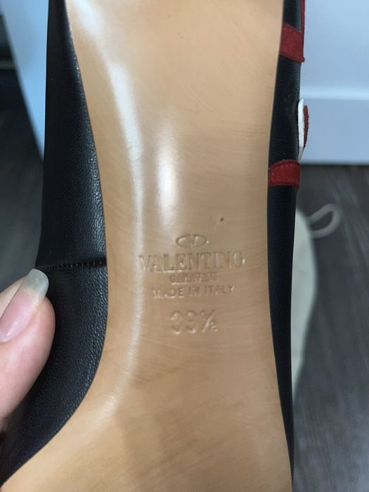 Valentino Шкіряні  чорні  туфлі Валентино губна помада