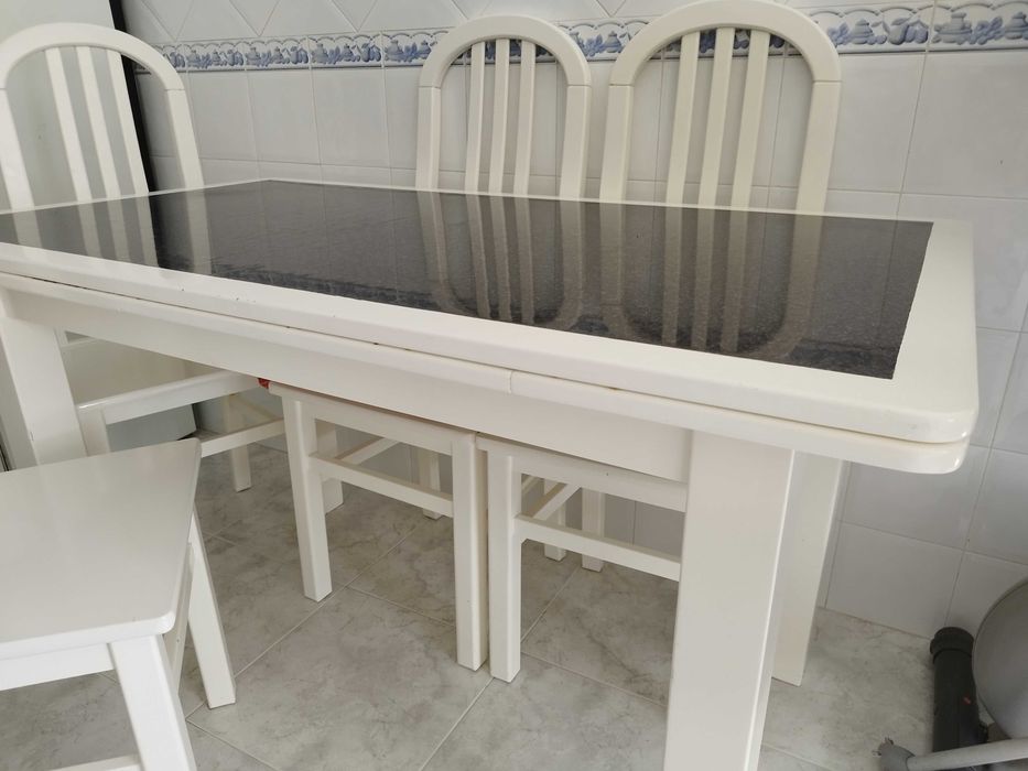 Mesa extensível de madeira maciça lacada com 4 cadeiras
