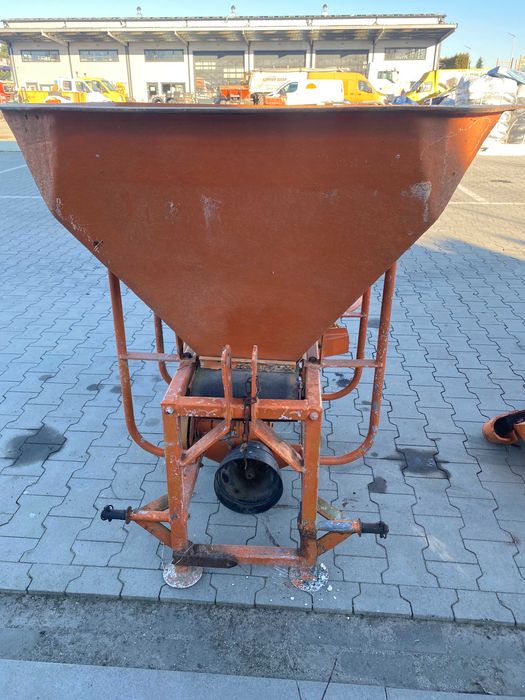 Do sprzedania posypywarka soli i piasku lub nawozów  marki MOTYL