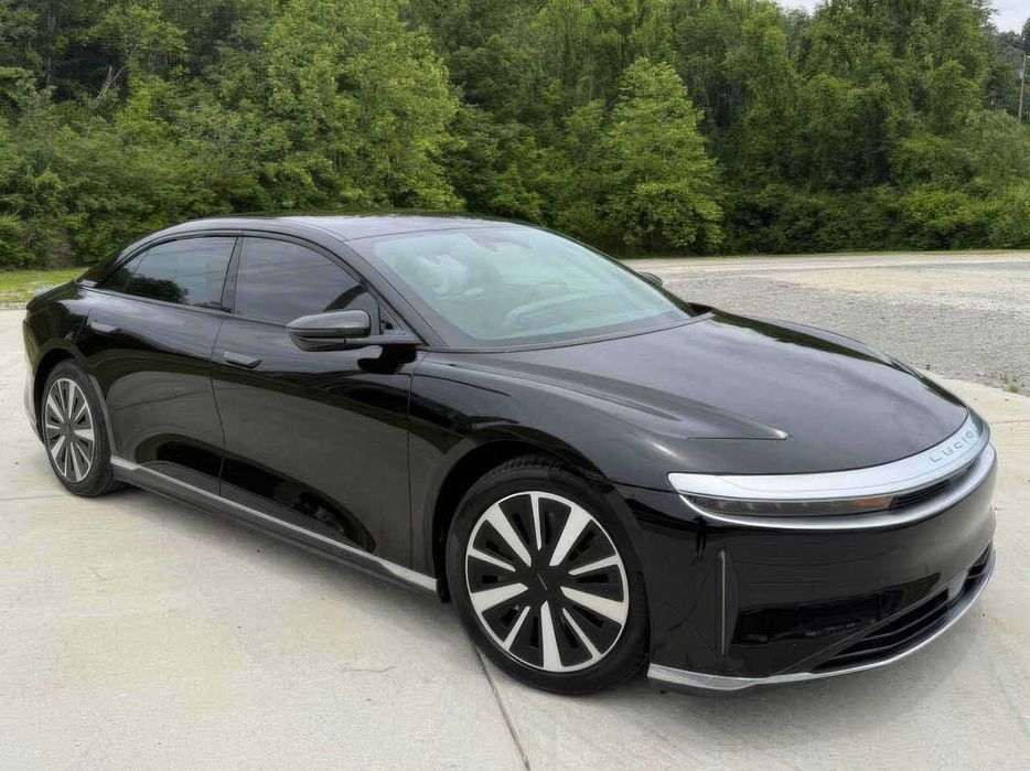 Lucid Air Pure      2024