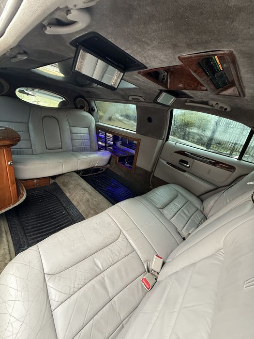 Lincoln Town car на полном ходу