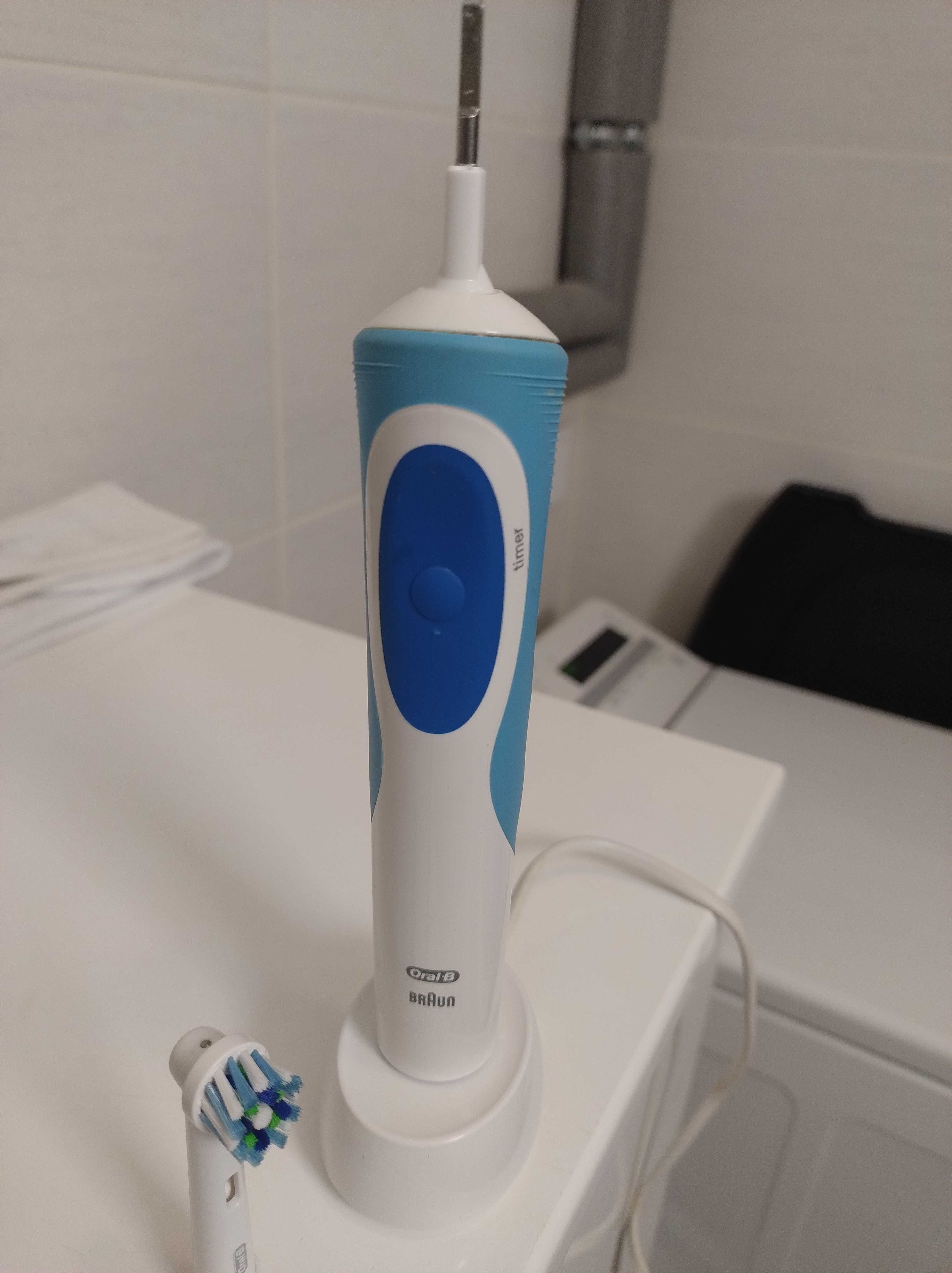 Szczoteczka Oral-B Vitality Cross Action timer, ładowarka, końcówka