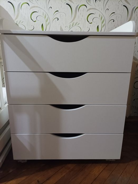 Продам комплект детская кровать и пеленальный столик( тумба)