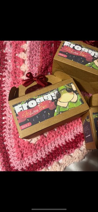 jedna sztuka blindbox żabka świąteczna