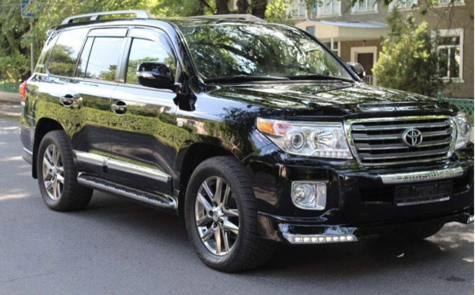 Губа на бампер юбка Toyota Land Cruiser 200 рестайлинг 2012+ с диодами
