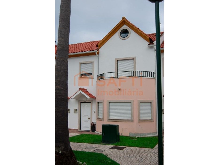 Moradia T5 de Luxo em Condomínio Fechado - Gândara dos Olivais

D...
