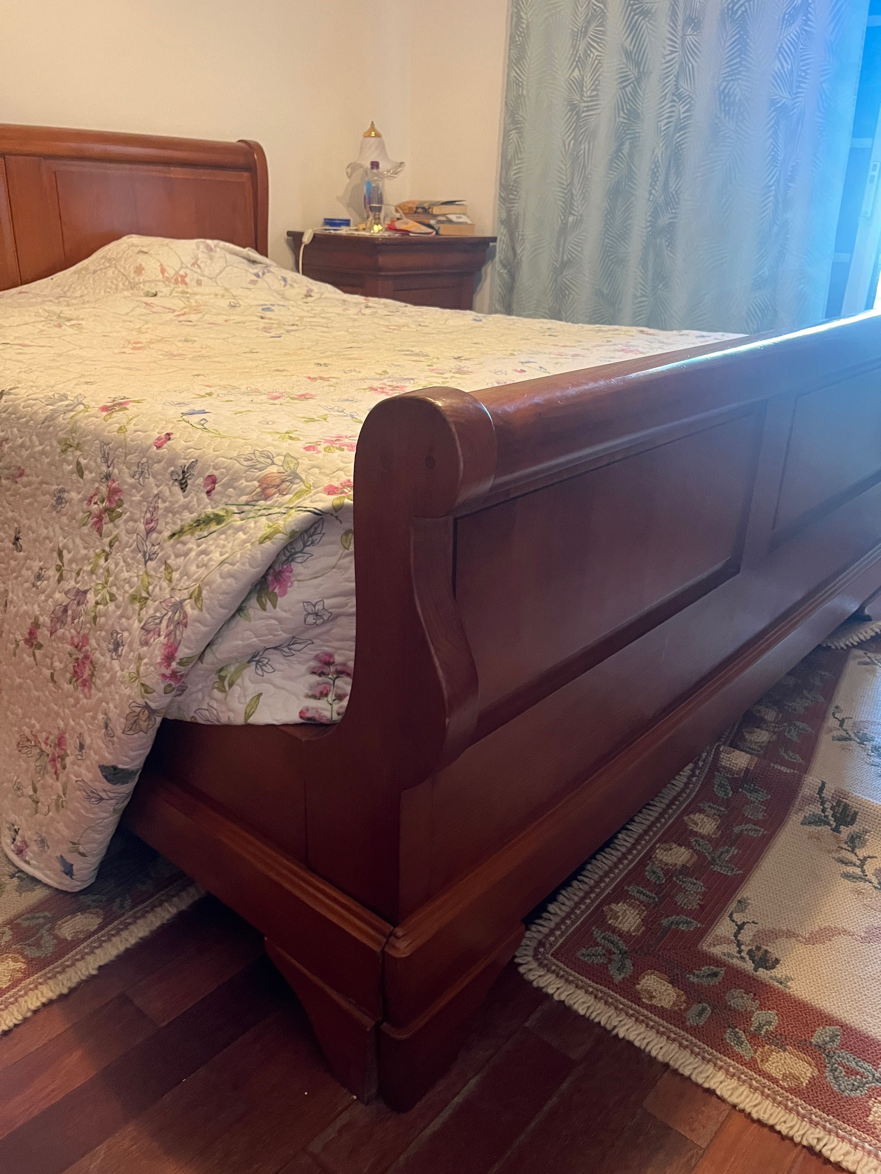 Conjunto de quarto em madeira de cerejeira