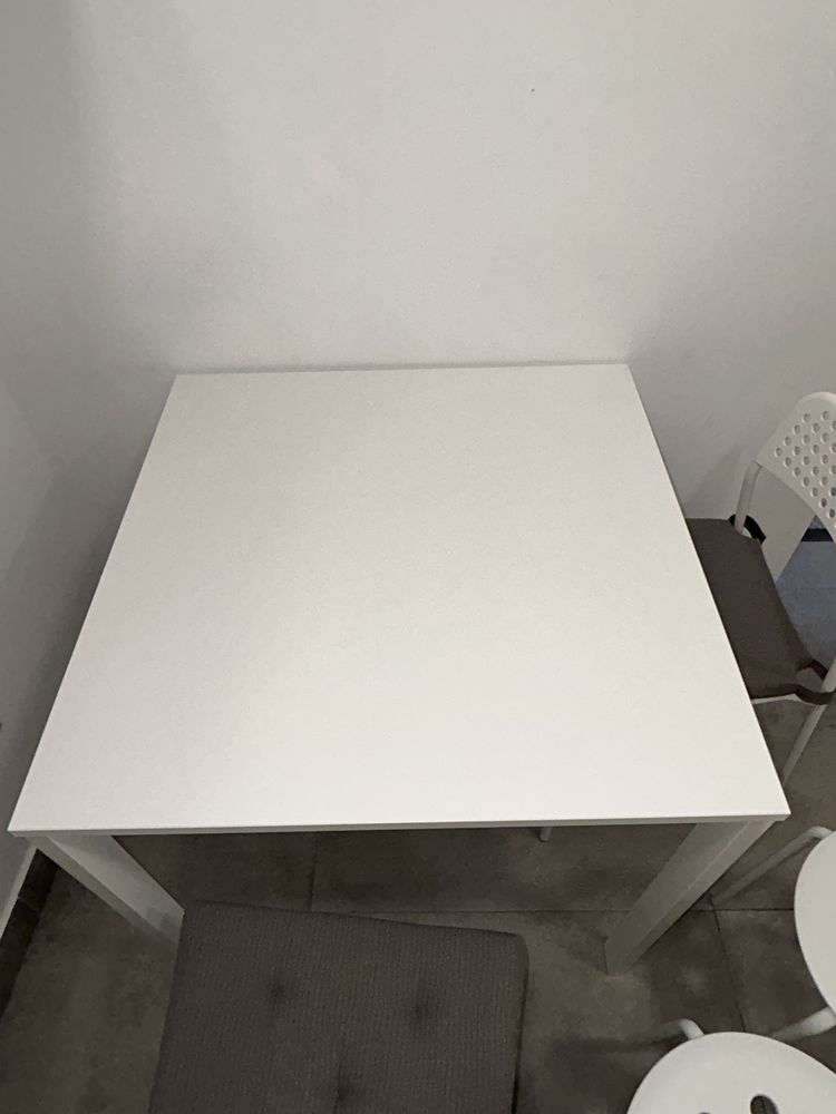 Mesa + duas cadeiras e 2 bancos