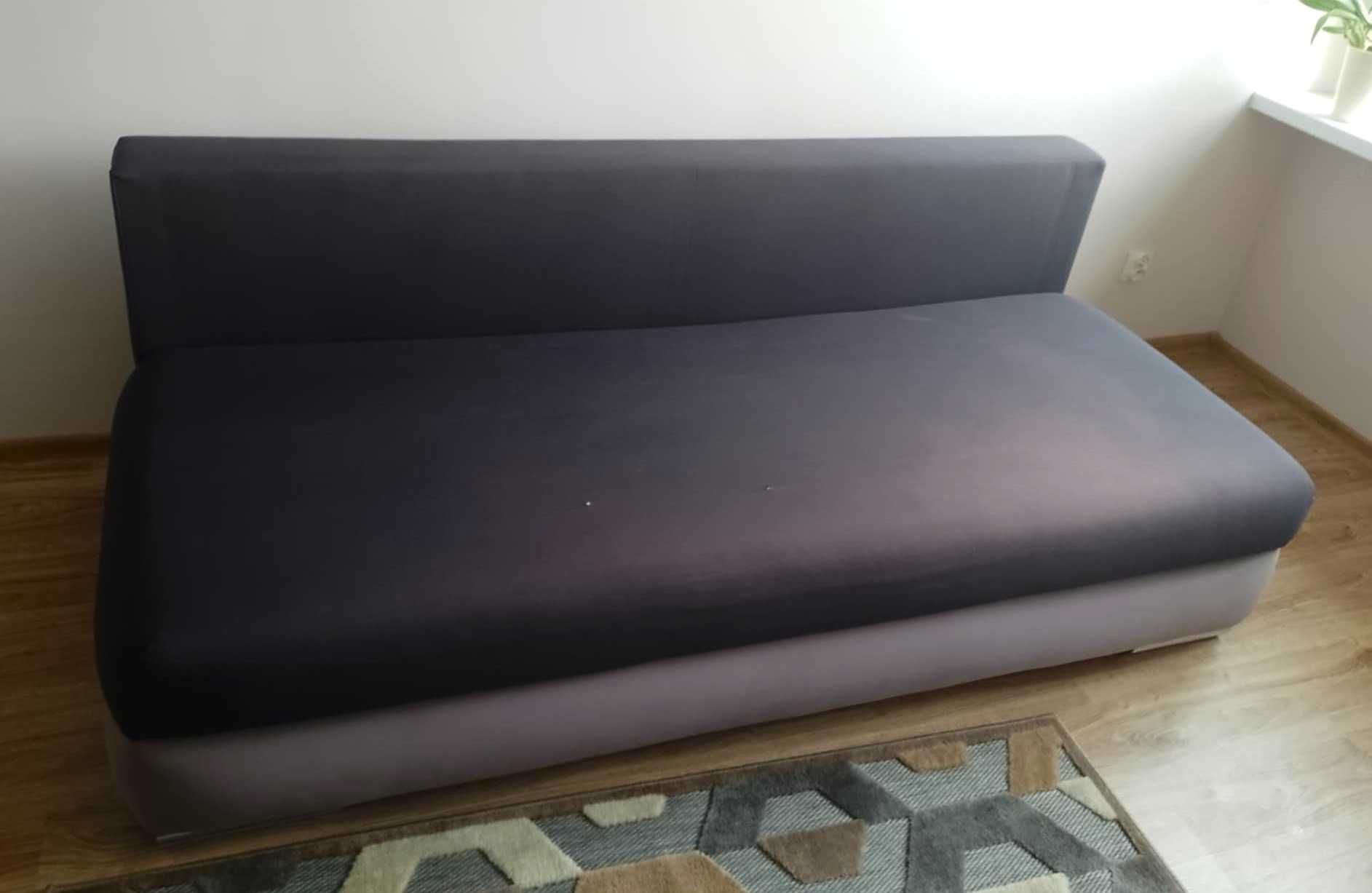 Czarna wygodna wersalka z funkcją spania i pojemnikiem 140 x 200
