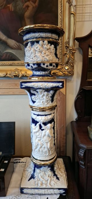 Postument porcelanowy.