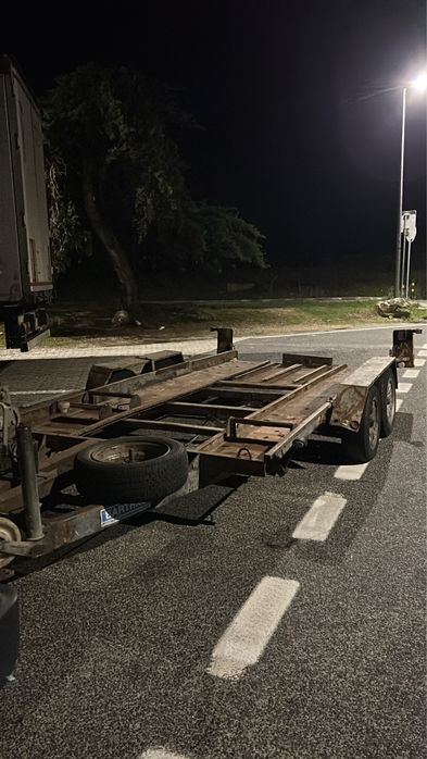 Serviços de transporte de veiculos e mercadorias