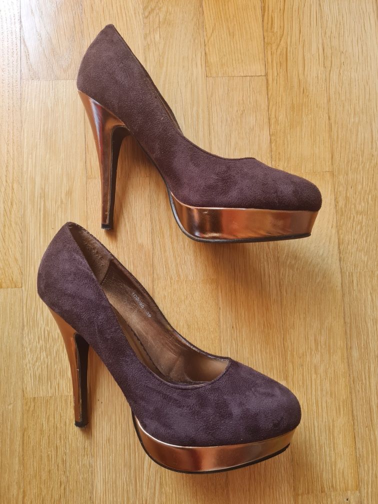 Sapatos castanhos em camurça n° 39
